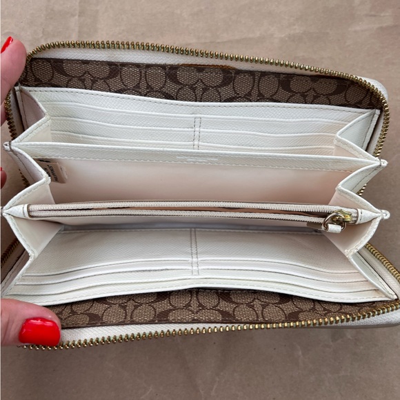 Coach Crossgrain leather accordion zip wallet in chalk/gold - Picture 7 of 11